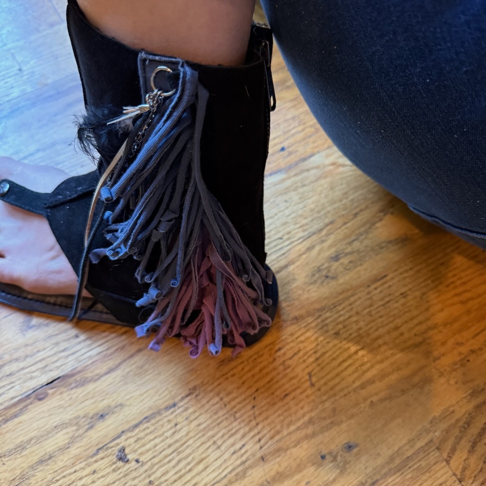 KOOLABURRA KYTHIRA FRINGE SANDALS -SIZE 8